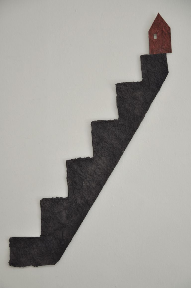 Gerhard Walter Feuchter | BEHEIMATEN VII | WILL EINER WOHNEN | 2015 | Papierguss, Cutout und Acryl | 108 x 13 cm | Galerie Moench Berlin