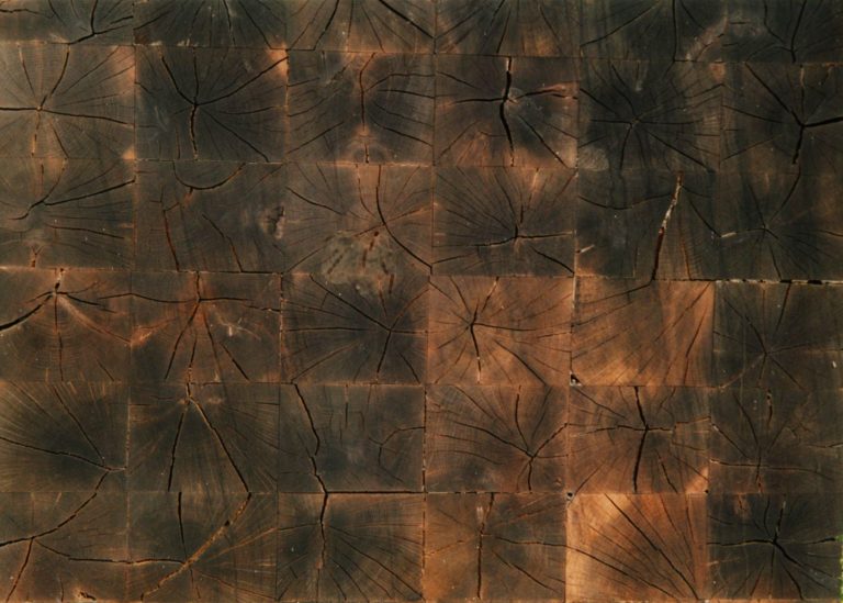 Ruth Gindhart | III/1998 | Skulptur: Stahl und Holz | 93 x 93 x 500 cm | Galerie Moench Berlin