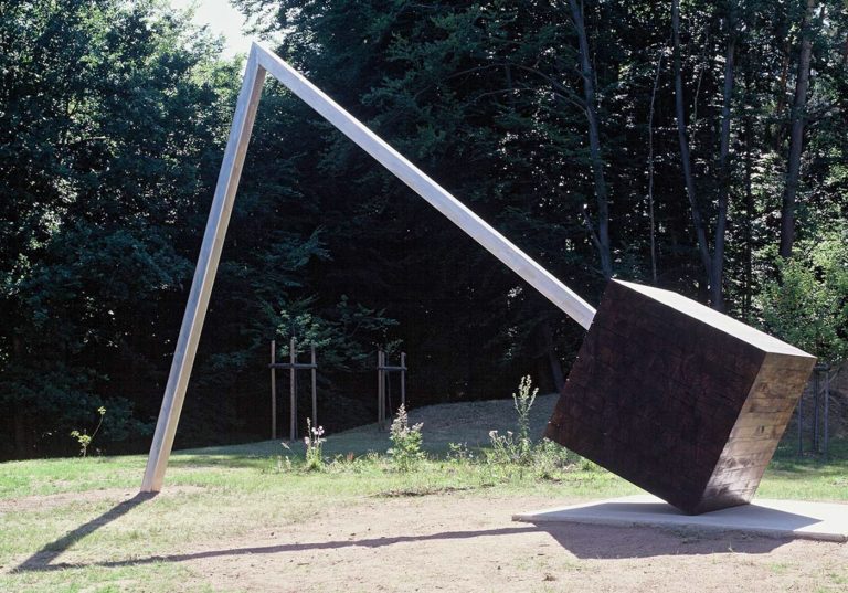 Ruth Gindhart | I/2001 (Die Wuerfel sind noch nicht gefallen) | Skulptur Edelstahl und Eiche | 450 x 700 x 143 cm | 1. Preis, Kunst am Bau-Wettbewerb | Reichswald-Gymnasium Ramstein-Miesenbach | Galerie Moench Berlin