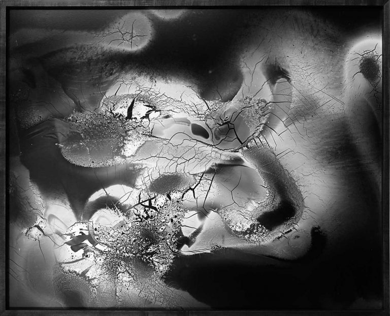 Friedrich Gobbesso FANTASTICPLASTIC Nr. 8 | 2013 | Experimentelles Fotogramm | verbranntes Plastik auf Barytpapier, auf Aludibond | 102 x 127 cm | Galerie Moench Berlin