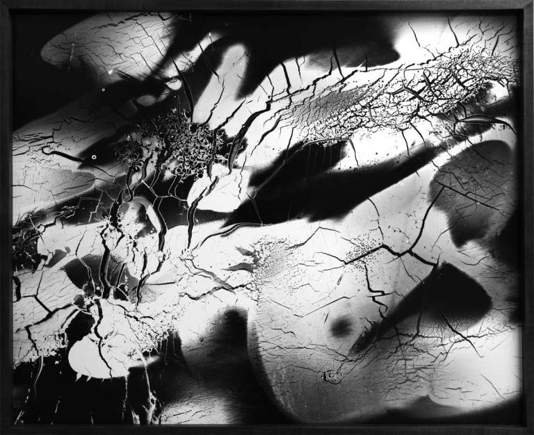 Friedrich Gobbesso | FANTASTICPLASTIC Nr. 22 | 2014 | Experimentelles Fotogramm | verbranntes Plastik auf Barytpapier, auf Aludibond | 102 x 127 cm | Galerie Moench Berlin