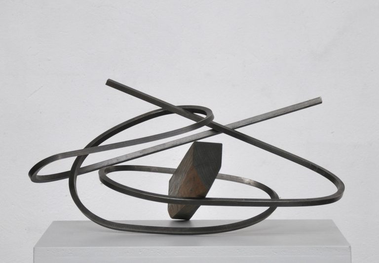 Ruth Gindhart | III/2014 (Sockel für Wolke) | Skulptur: Stahl und Holz | 26 x 54 x 36 cm | Galerie Moench Berlin