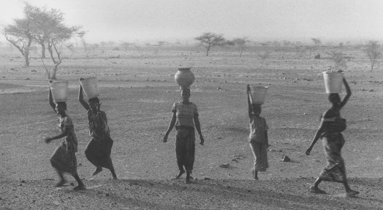 Walther Grunwald | MENSCHENBLICKE (bei Bandiagara, Mali) | 1988 | Schwarzweissfotografie auf Fineart Baryta | Galerie Moench Berlin