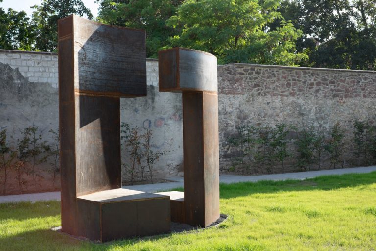 Reiner Maehrlein | ohne Titel | Cortenstahl | 310 x 260 x 210 cm | Kunst am Bau | Dorfgemeinschaftshaus Dirmstein | 2015 | Galerie Moench Berlin