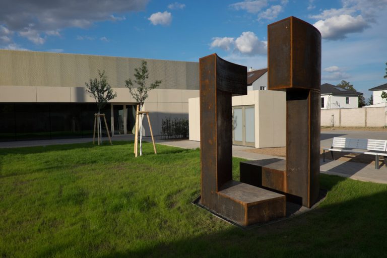 Reiner Maehrlein | ohne Titel | Cortenstahl | 310 x 260 x 210 cm | Kunst am Bau | Dorfgemeinschaftshaus Dirmstein | 2015 | Galerie Moench Berlin