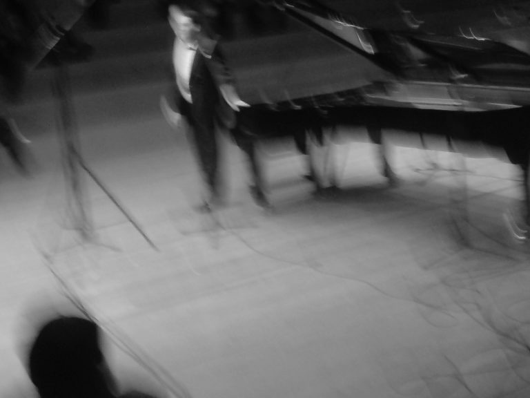 Walther Grunwald | ohne Titel (Pianist, aus der Serie AM RANDE DER STILLE) | 2004-2008 | Schwarzweissfotografie auf Barytpapier | Galerie Moench Berlin | 3. Europaeischer Monat der Fotografie Berlin