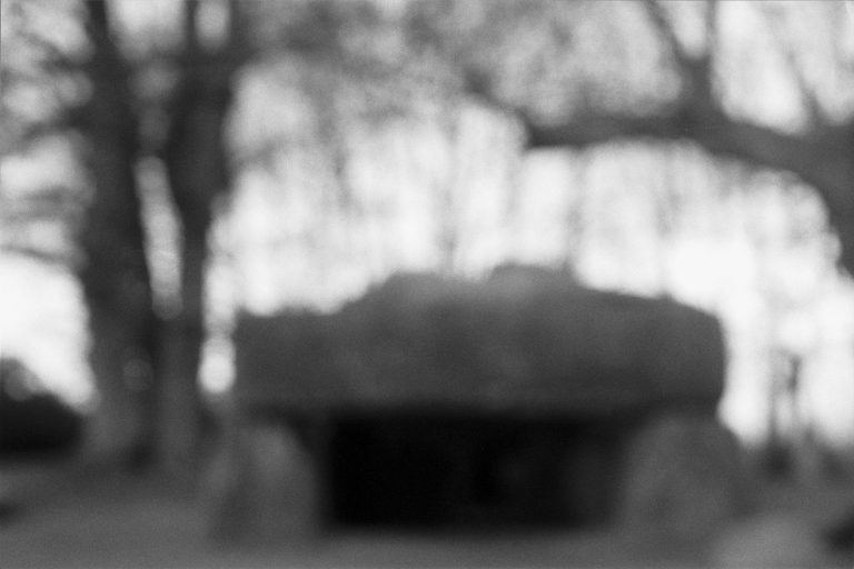 Walther Grunwald | ohne Titel 8 (La Roche-aux-Fées, aus der Serie AM RANDE DER STILLE) | 2004-2008 | Schwarzweissfotografie auf Barytpapier | Galerie Moench Berlin | 3. Europaeischer Monat der Fotografie Berlin