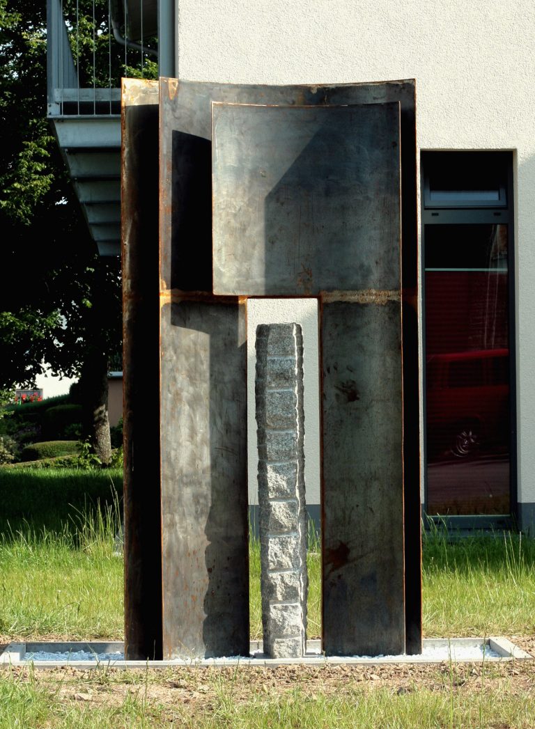 Reiner Maehrlein | ohne Titel | Cortenstahl und Granit | 240 x 125 x 50 cm | Kunst am Bau | Dorfgemeinschaftshaus Hueffler | 2012 | Galerie Moench Berlin