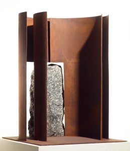 Reiner Maehrlein | INTERCALE IV | 2010 | Corten-Stahl und Granit | Galerie Moench Berlin