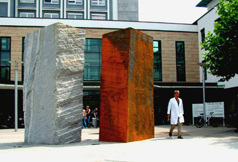 Reiner Maehrlein | ohne Titel | Eisenguss und Granit | 400 x 300 x 320 cm | Kunst am Bau | Uni-Klinik Mainz | 2007 | Galerie Moench Berlin