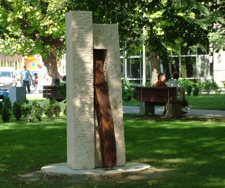 Reiner Maehrlein | PRODOR / DURCHBRUCH | Kalkstein und Holz | 228 x 82 x 92 cm | Internationales Bildhauersymposion | Banja Luka, Bosnien-Herzegowina | 2006 | Galerie Moench Berlin