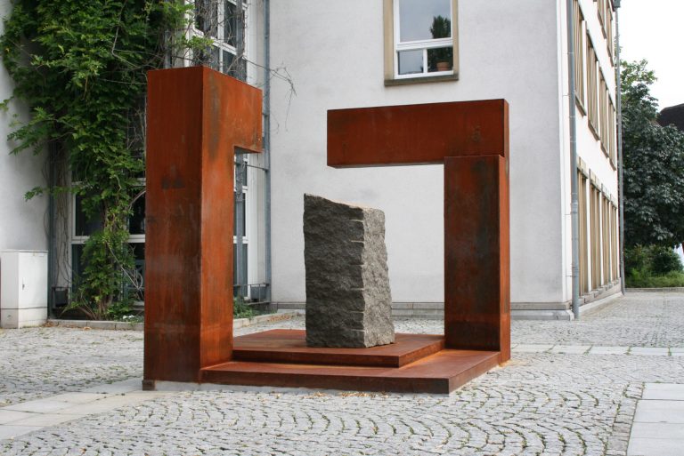Reiner Maehrlein | OFFENER KUBUS | Cortenstahl und Granit | 240 x 240 x 240 cm | Internationales Bildhauersymposion | Unionsplatz, Kaiserslautern | 2006 | Galerie Moench Berlin