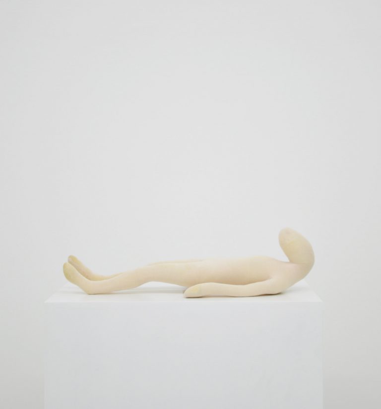 Victorine Mueller | LES INVITEES / DIE EINGELADENEN 3 | 2011 | Plastik: Trikotstoff, diverse Materialien | 15 x 21 x 58 cm | Galerie Moench Berlin