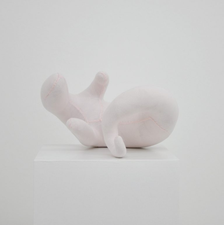 Victorine Mueller | LES INVITEES / DIE EINGELADENEN 6 | 2015 | Plastik: Trikotstoff, diverse Materialien | 18 x 29 x 32 cm | Galerie Moench Berlin