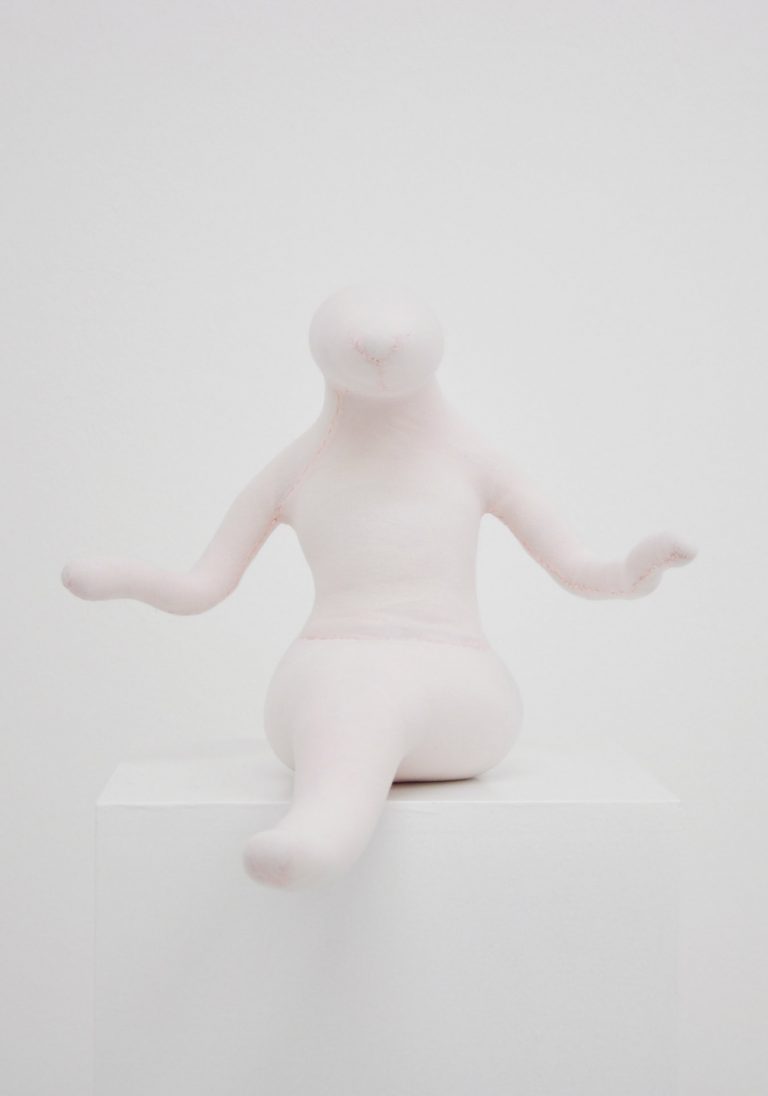 Victorine Mueller | LES INVITEES / DIE EINGELADENEN 8 | 2015 | Plastik: Trikotstoff, diverse Materialien | 28 x 34 x 32 cm | Galerie Moench Berlin