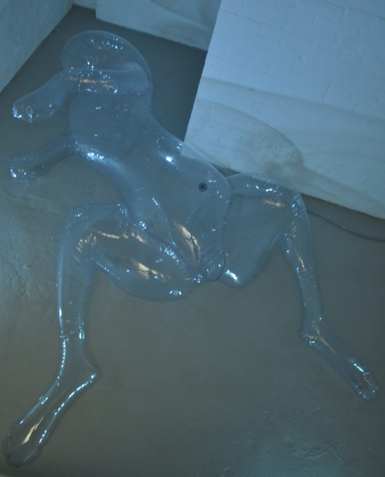Victorine Mueller | NACHTBLAU I | 2008 | Plastik: PVC, Ausgleichsgeraet (Luftpumpe), Licht | 80 x 200 x 320 cm | Ausstellung LES INVITEES / DIE EINGELADENEN | Galerie Moench Berlin | 2015