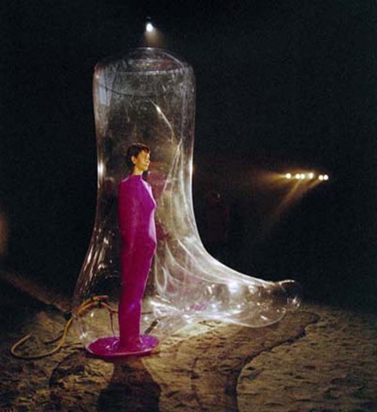 Victorine Mueller | GATE C | 2003 | Fotografie hinter Plexiglas | 80 x 80 cm | Foto: David Aebi | Galerie Moench Berlin