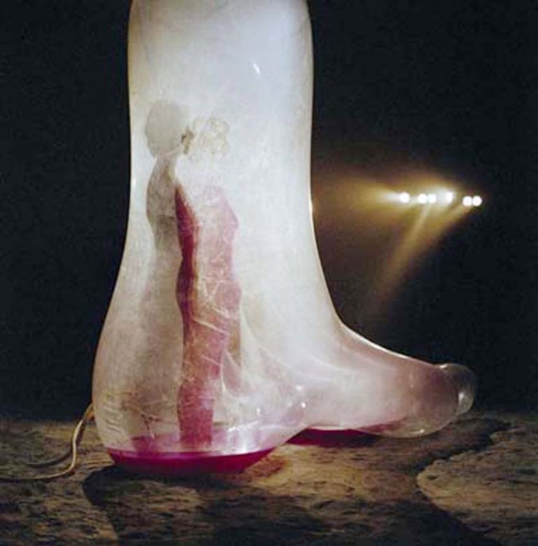 Victorine Mueller | GATE C | 2003 | Fotografie hinter Plexiglas | 80 x 80 cm | Foto: David Aebi | Galerie Moench Berlin