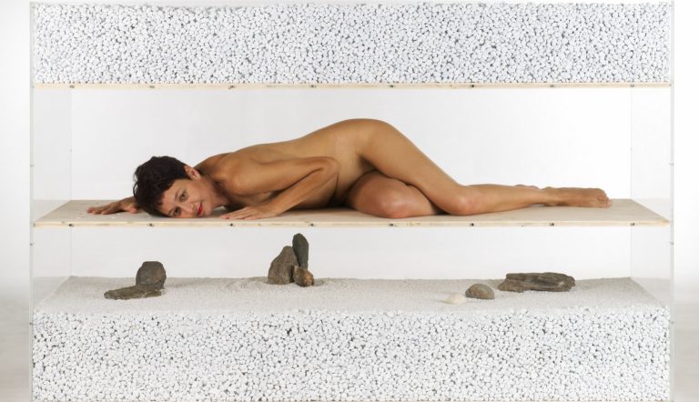 Victorine Mueller | J`ECOUTE (MARMOR) | 2003 | Fotografie hinter Plexiglas | 110 x 160 cm | Videostill, Video: Franticek Klossner | Galerie Moench Berlin