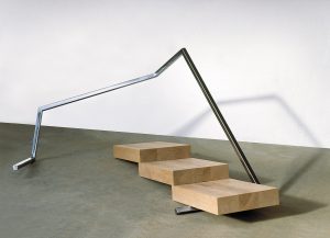 Ruth Gindhart | VIII/2002 (ALPENPANORAMAUNTERQUERUNG) | Stahl und Holz | 111 x 258 x 153 cm | Galerie Moench Berlin