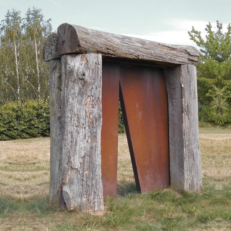 Ruth Gindhart | I/1994 (Tor) | Stahl und Holz | 300 x 90 x 260 cm | Jugendhof Brandenburg, Berge | Galerie Moench Berlin