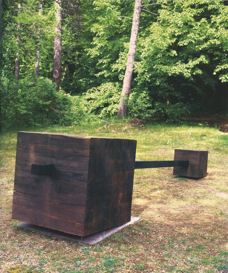 Ruth Gindhart | III/1998 | Stahl und Eiche | 93 x 93 x 500 cm | Moehrfelden | Galerie Moench Berlin