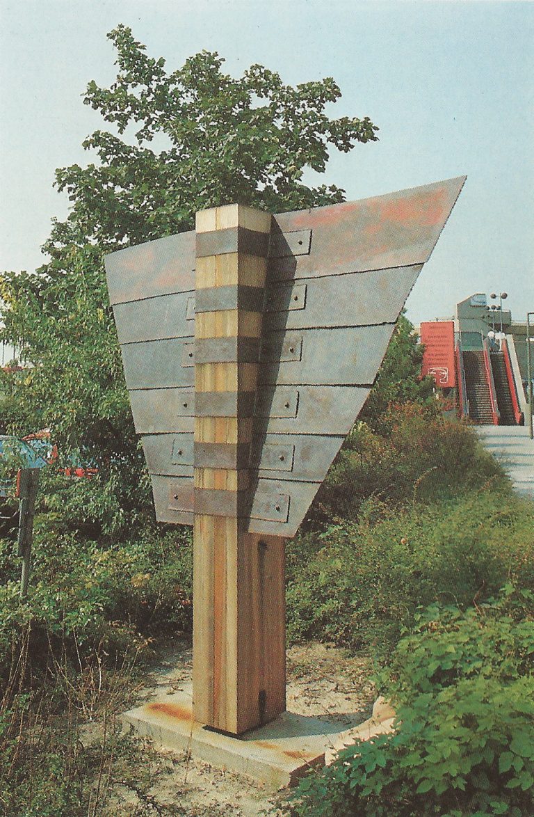 Ruth Gindhart | I/1984 (Fluegelobjekt) | Stahl und Holz | 270 x 270 x 45 cm | Kunst am Bau-Wettbewerb, Flughafen Berlin Tegel | Galerie Moench Berlin