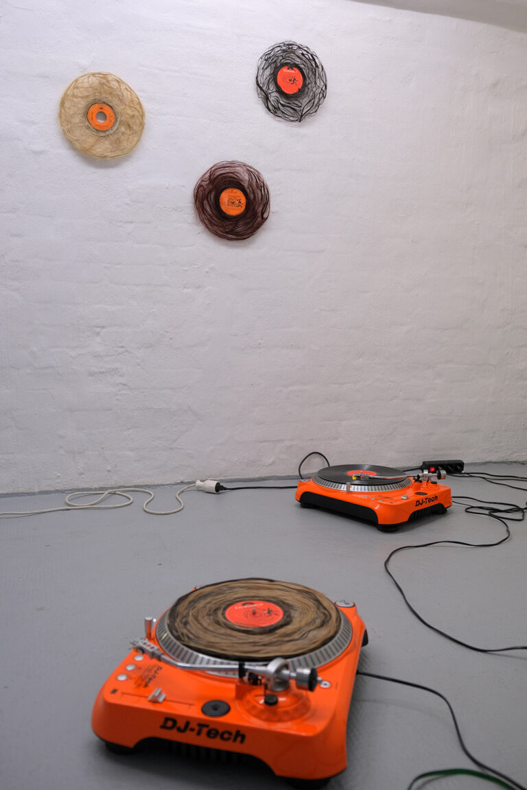 galerie moench zeitgenoessische kunst barbara caveng objekt skulptur koerper